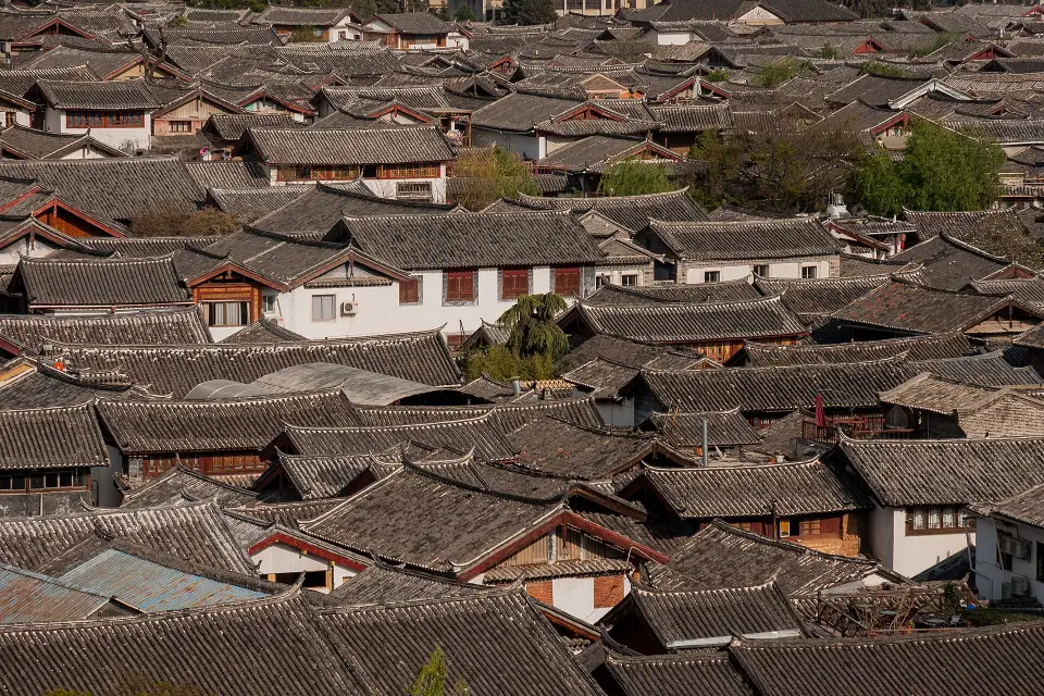 丽江古城屋顶与山景